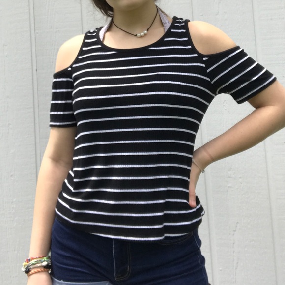 Ribbed Cold Shoulder Top - Picture 2 of 4